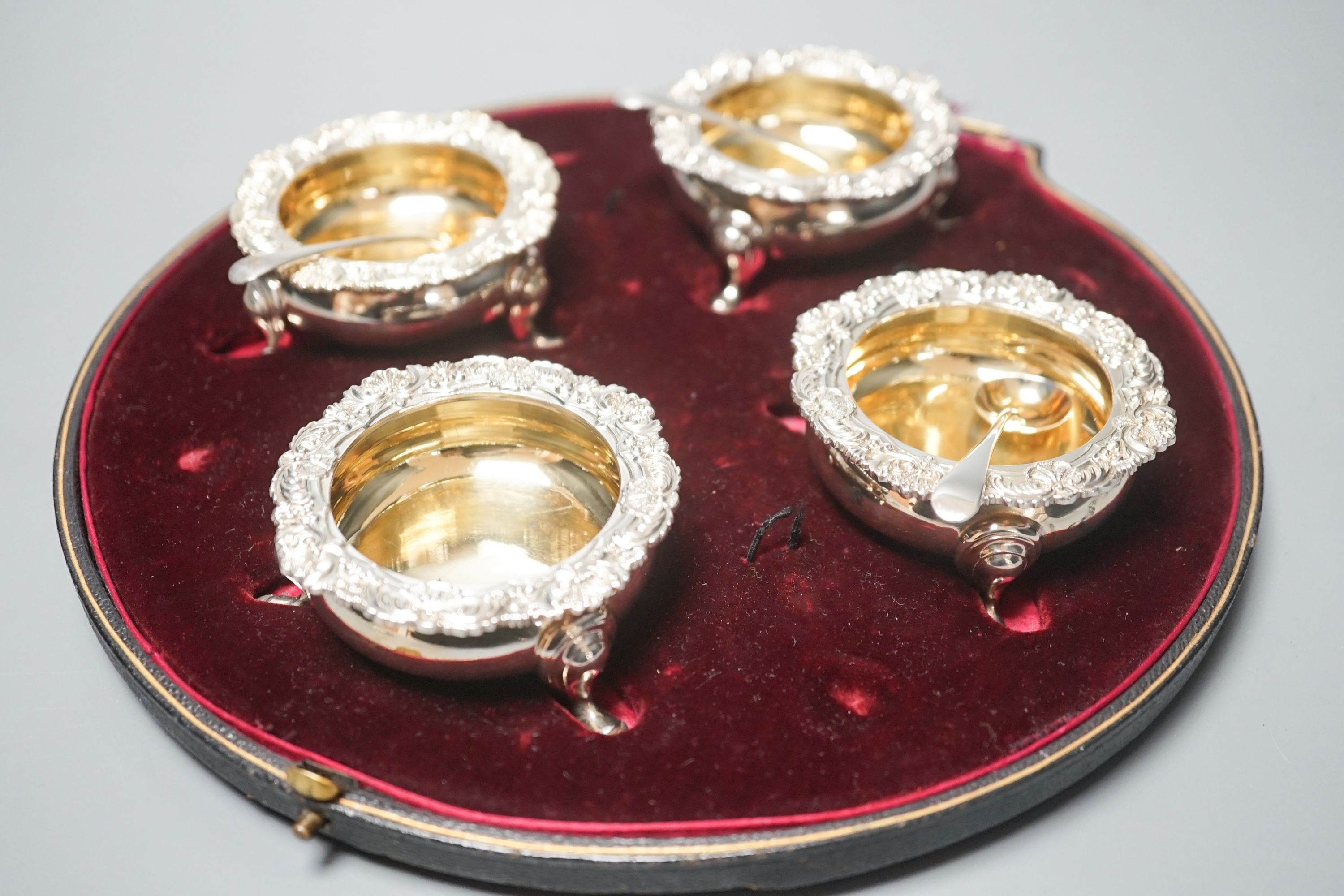 A cased set of four silver salts, Sheffield, 1903 and two salt spoons.